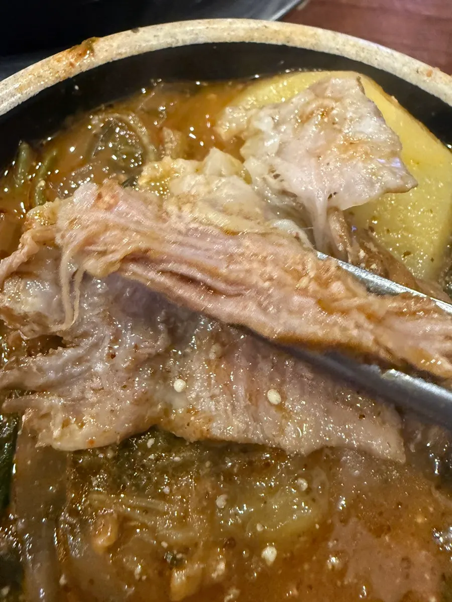 큰 고기가 담긴 감자탕