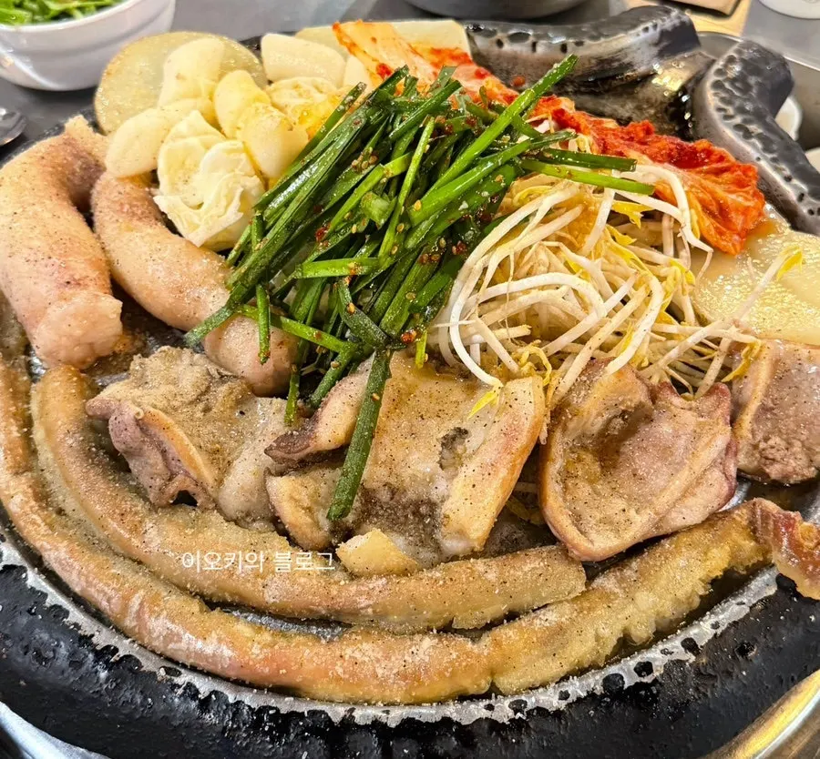 곱창 대창 막창과 채소 한 판