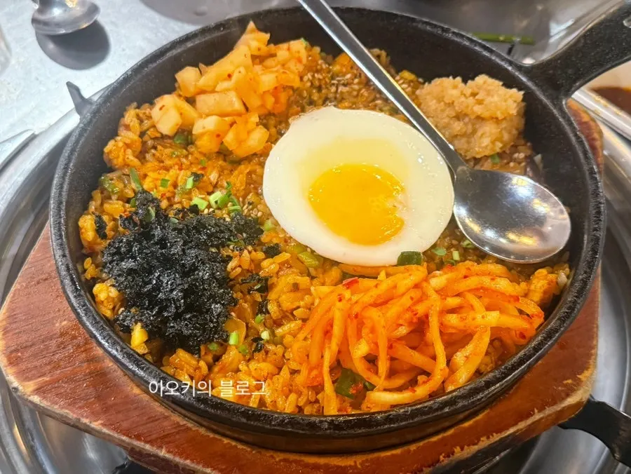 깍두기와 계란을 올린 양밥