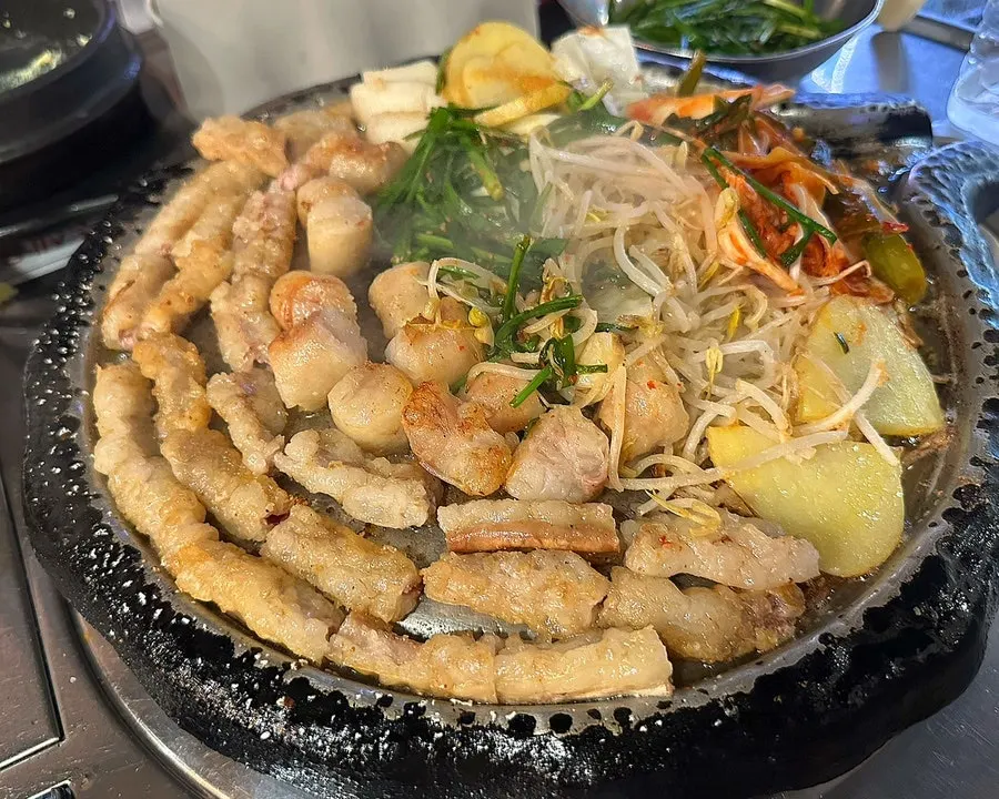 牛小肠与大肠烤盘烹调照片