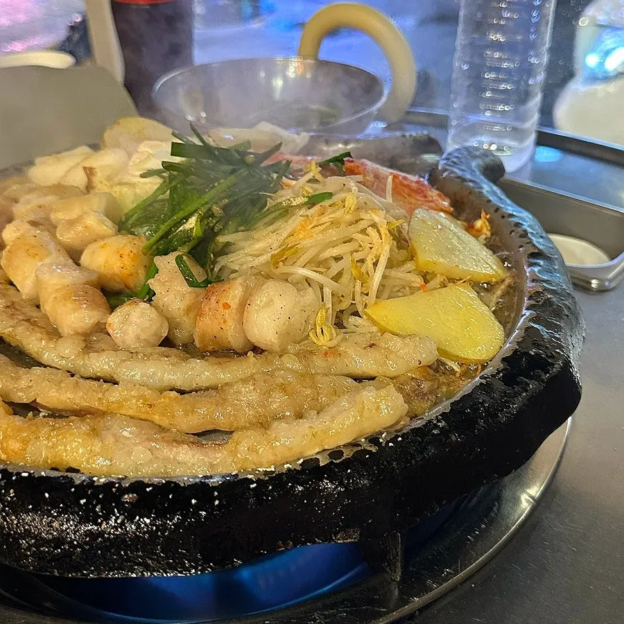 烤盘上渐渐烤焦黄的牛小肠照片