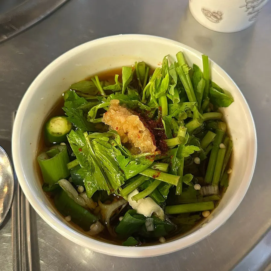 配蔬菜一起吃的牛肠照片