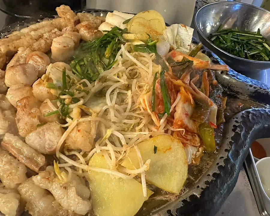 配水芹蒜蓉酱的牛肠照片