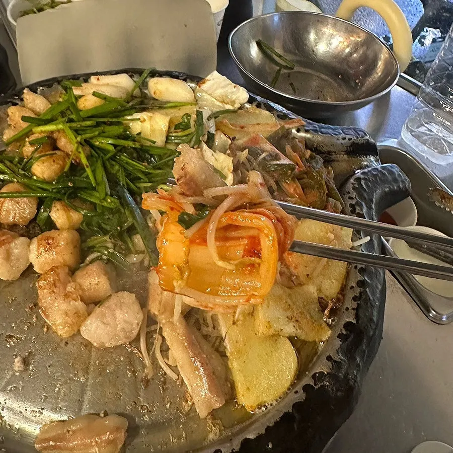 与牛肠一起烤的自家腌制泡菜照片