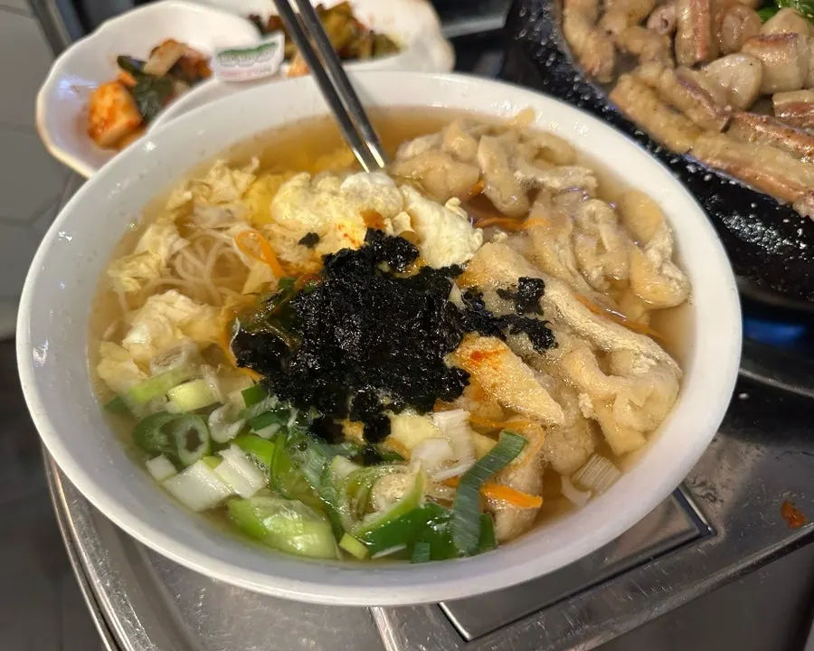 真诚韩牛牛肠鳀鱼汤面配菜照片