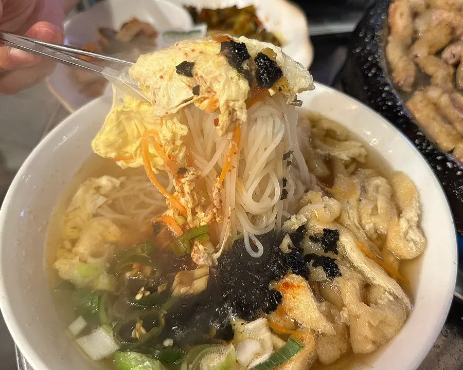 温热鳀鱼汤面照片