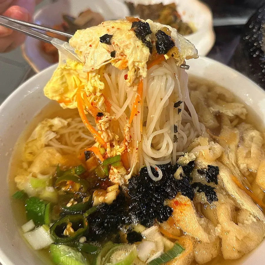 牛肠与鳀鱼汤面搭配照片
