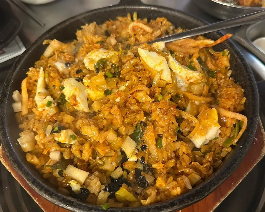 厨房现做完成的萝卜炒饭照片
