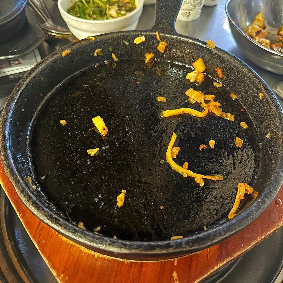 配紫菜碎和鸡蛋的炒饭照片