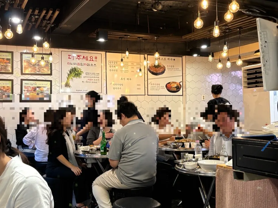 Busy dining room at Jinseong Hanwoo Gopchang