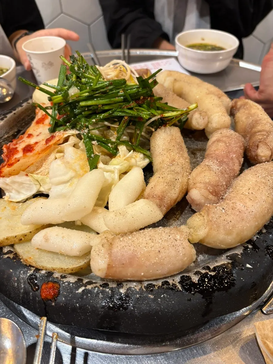 철판에 나온 통통한 한우곱창 관련 사진