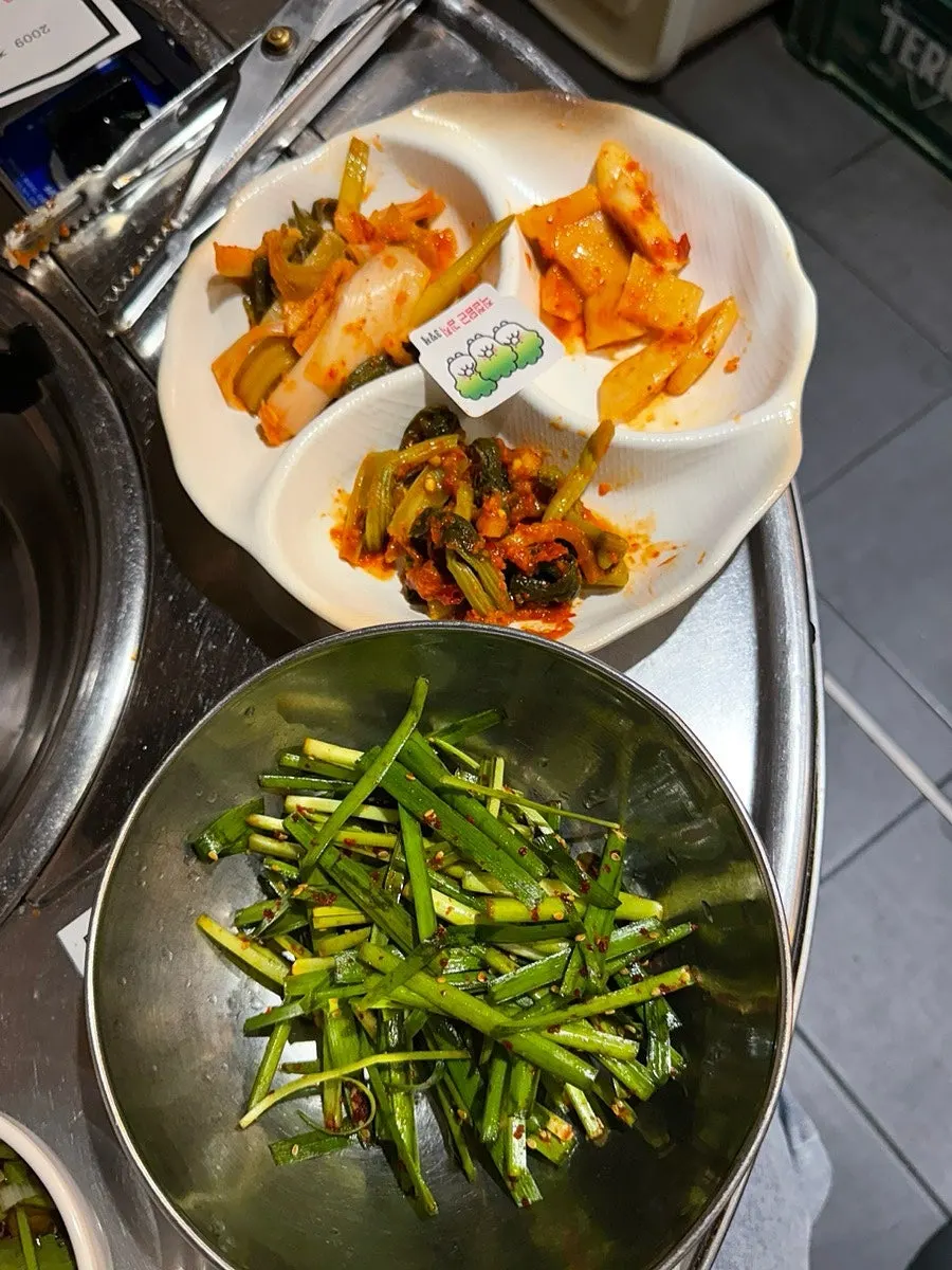 한우곱창과 곁들임 반찬 구성
