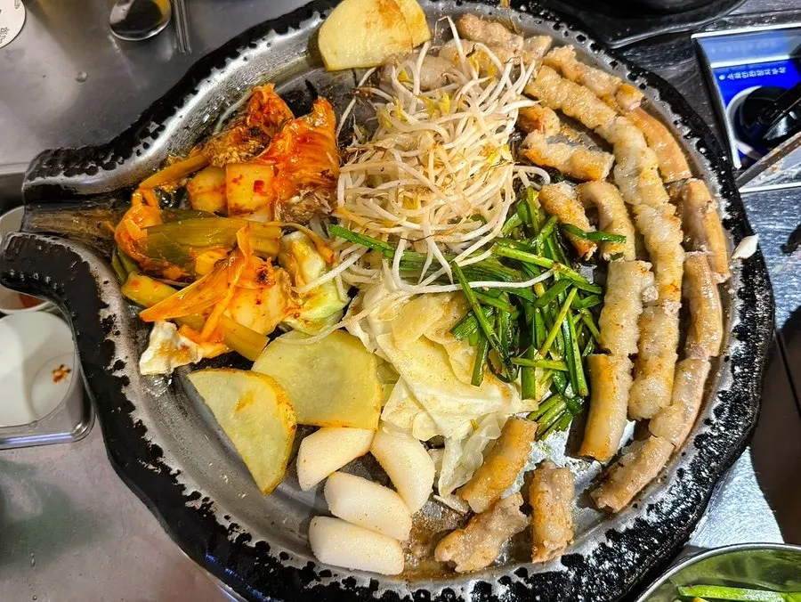 불판 위에서 익어가는 초벌 소곱창