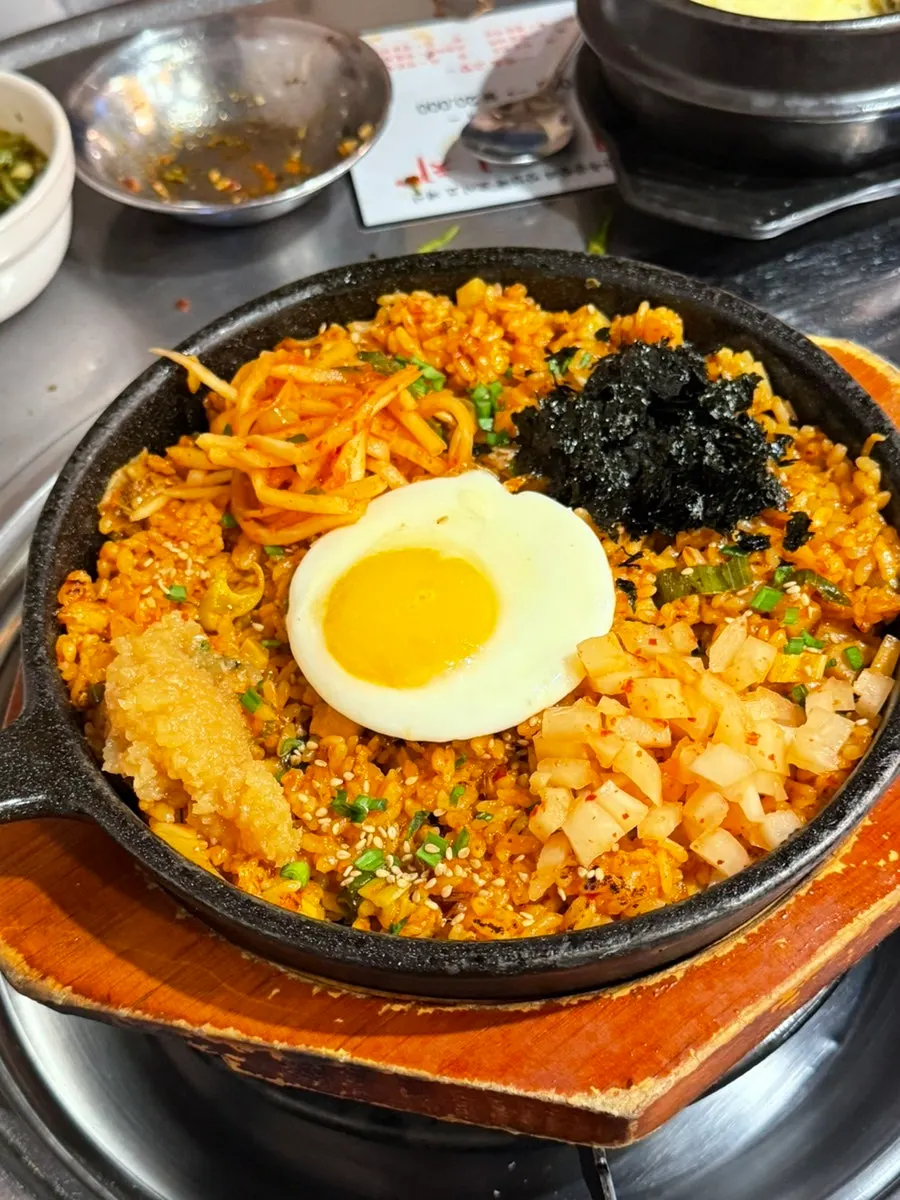 반숙 계란후라이를 올린 깍두기양밥