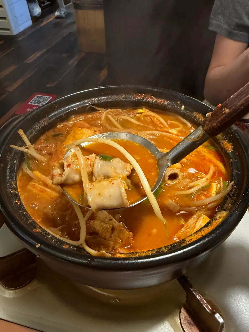 앞접시에 덜어 먹는 칼칼한 전골 국물