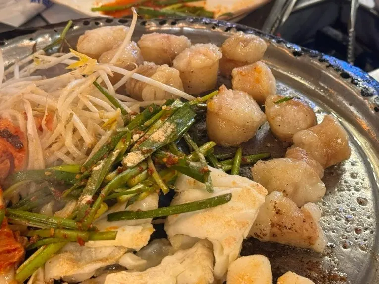Daechang grilled golden and cut into bite-sized pieces