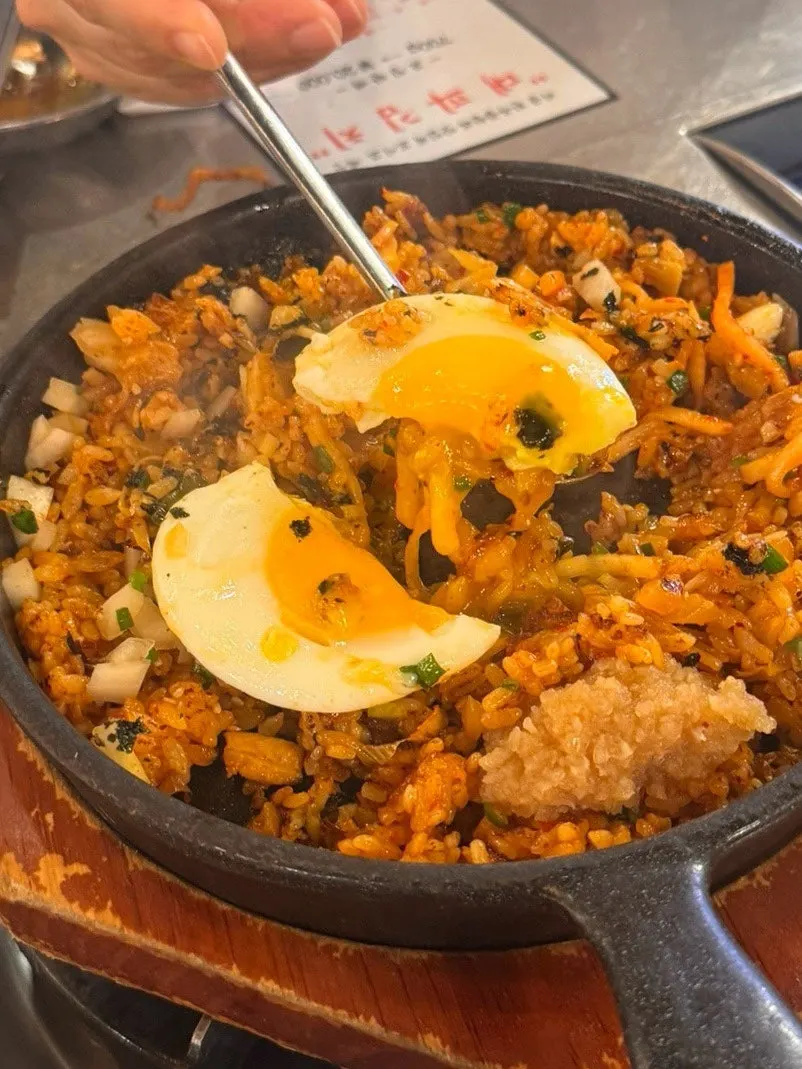 Kkakdugi fried rice served in its own frying pan