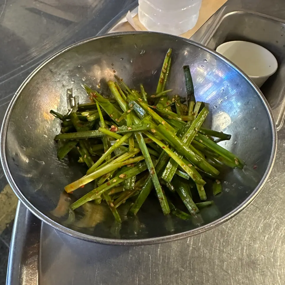 Garlic-filled dipping sauce for gopchang