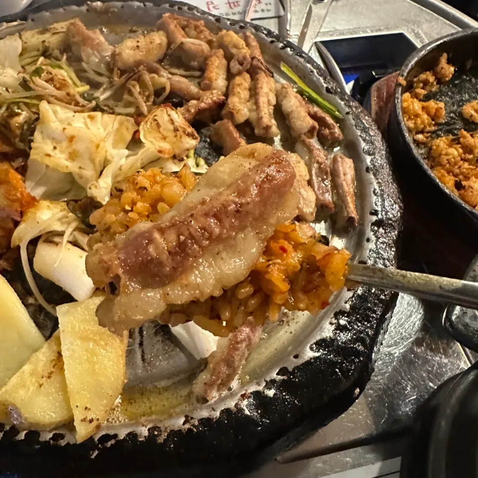Final kkakdugi yangbap topped with gopchang
