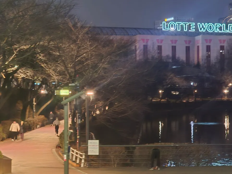 A Seokchon Lake walking route