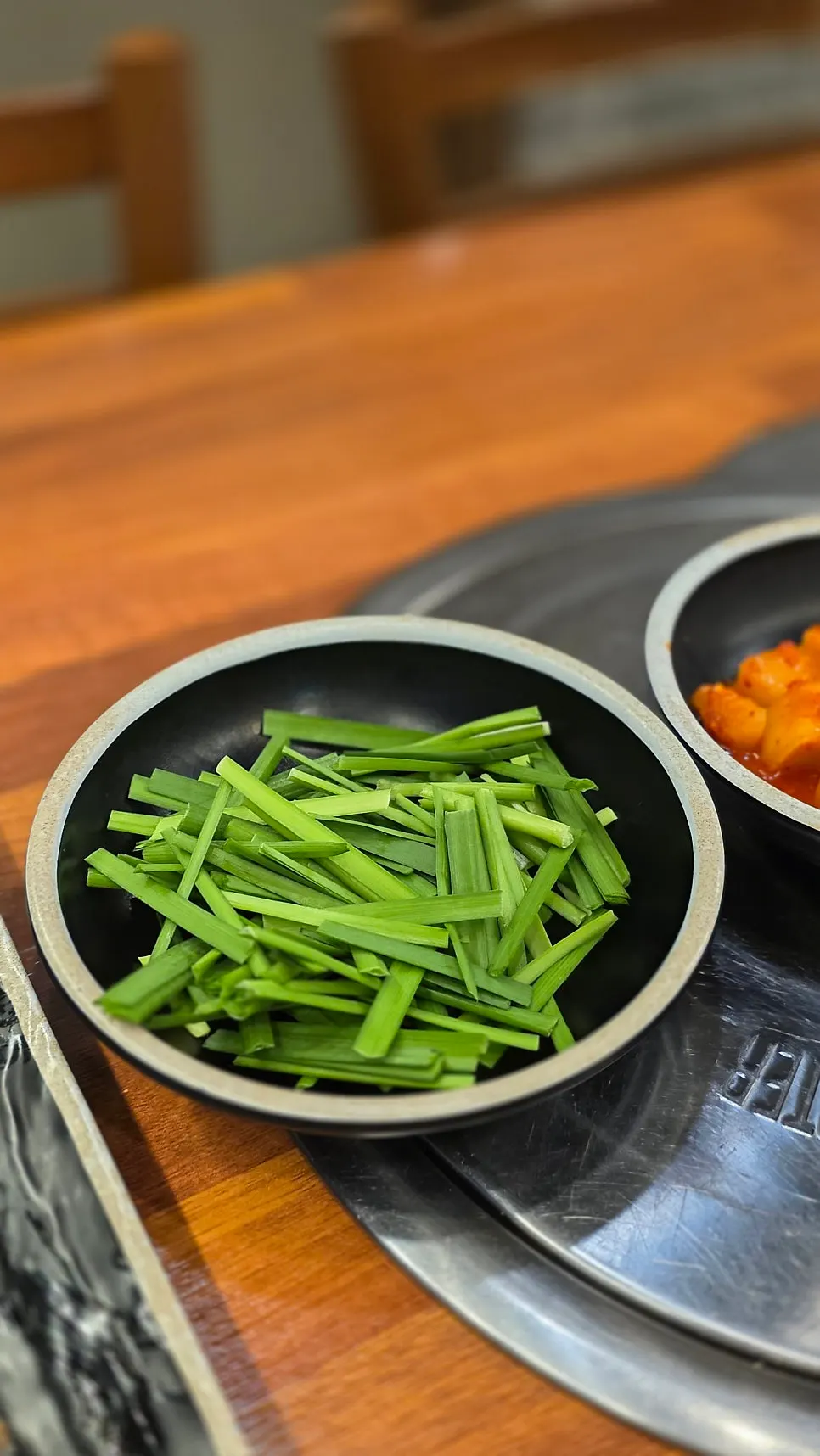Kkakdugi, kimchi, and chive side dishes