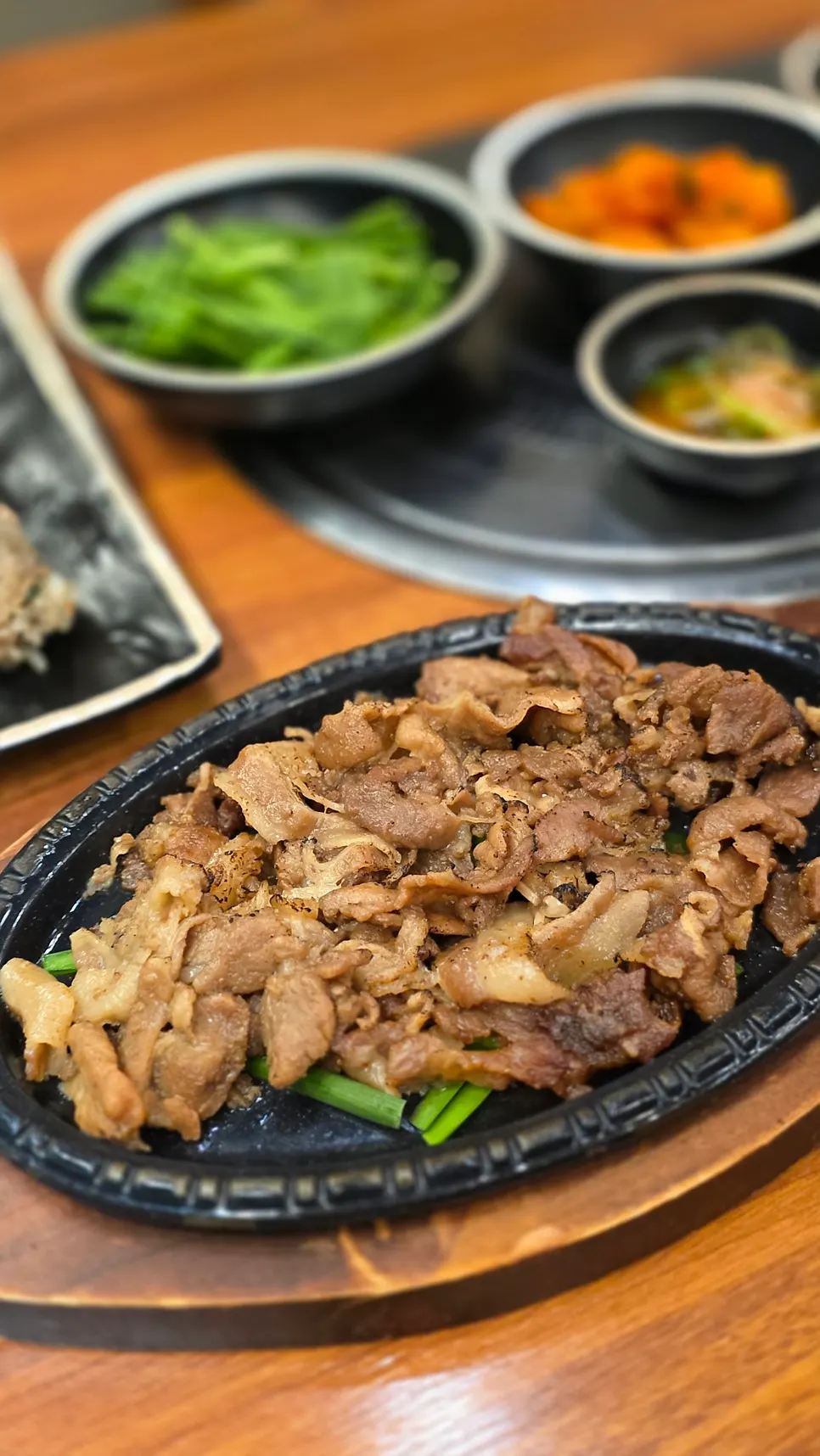 Smoky fire-grilled pork on an iron plate