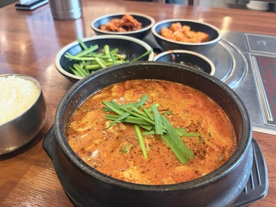 방이동 국밥집 방문 장면