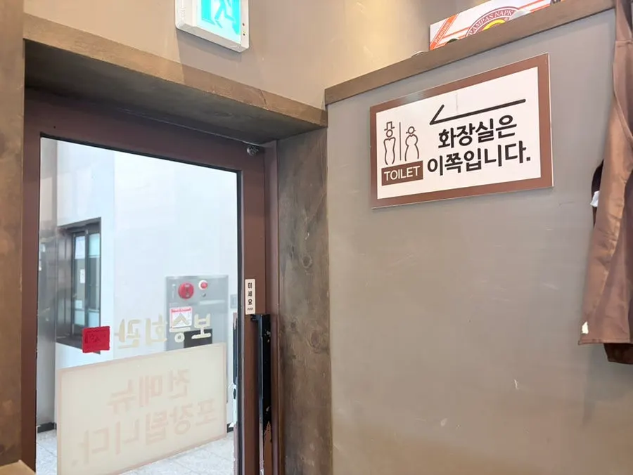 넉넉한 테이블 간격의 내부