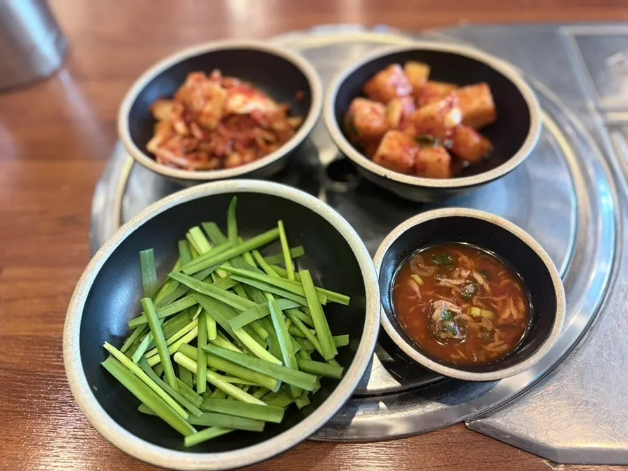 끓어오르는 국밥과 밑반찬