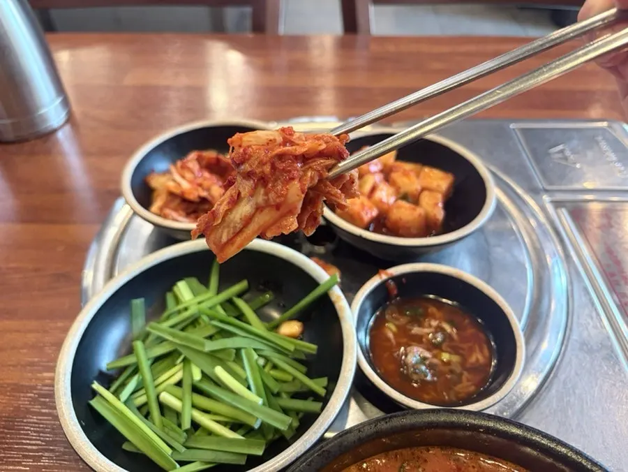 깍두기 김치 부추 새우젓 밑반찬
