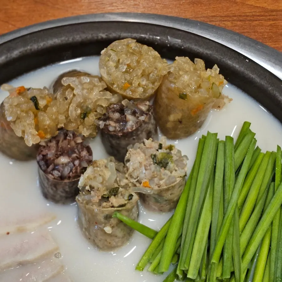 Set-menu boiled pork served with gukbap