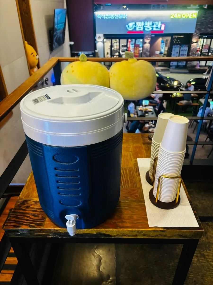 Self-service water station