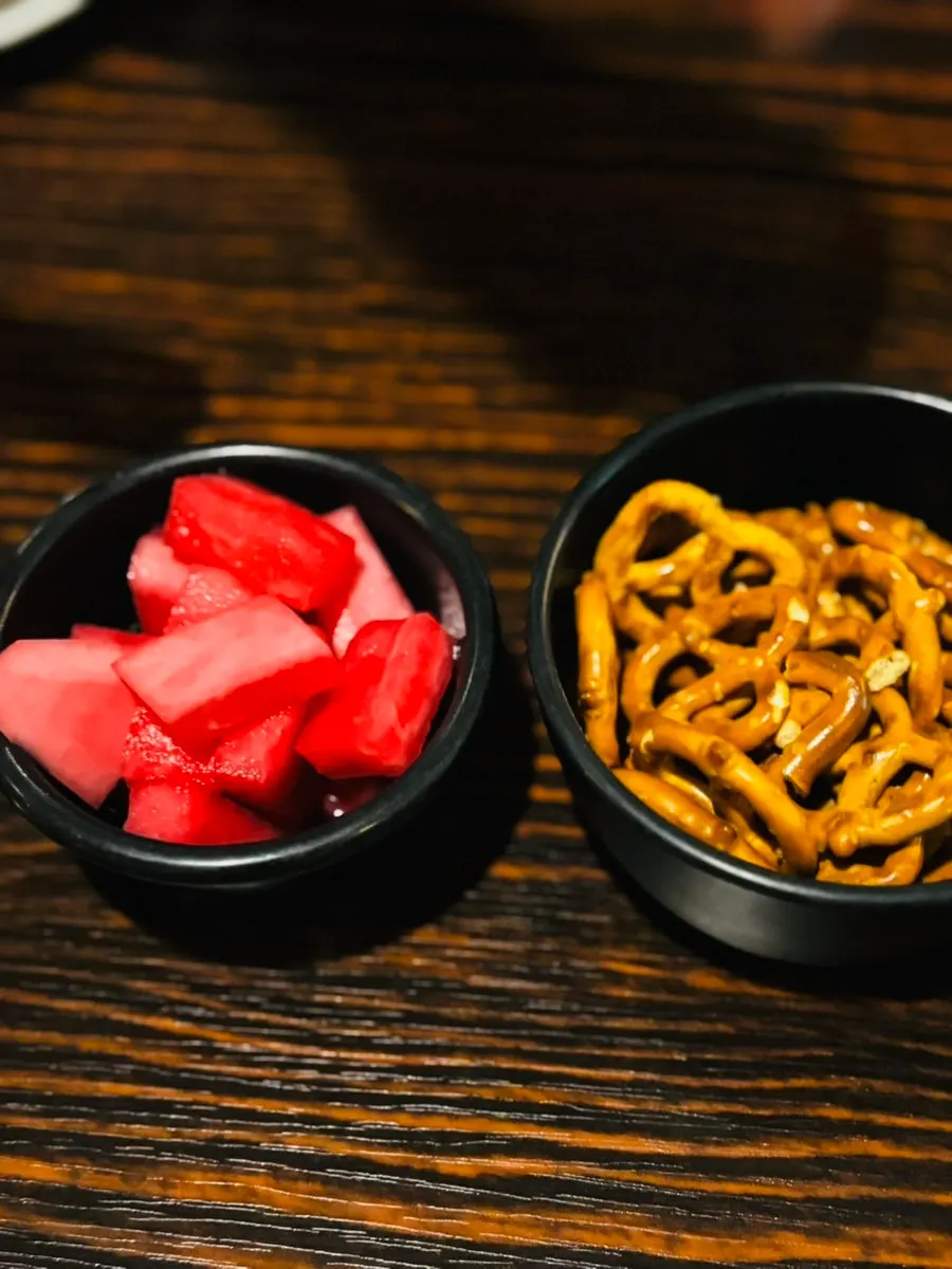 Complimentary pretzels and Margherita pizza