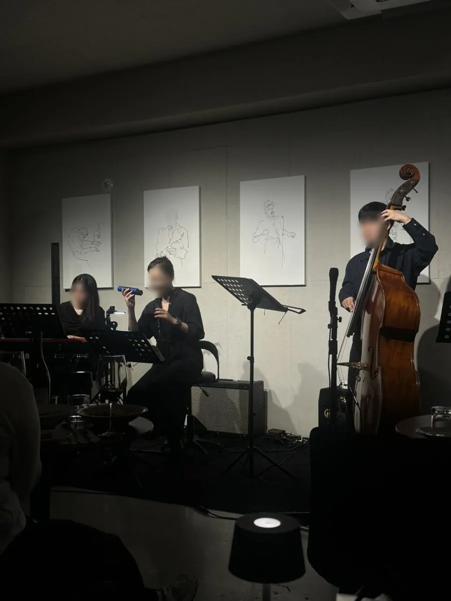 Ruang persembahan jazz live di Allegro