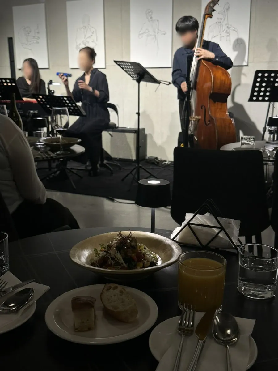 Menikmati makanan dan persembahan jazz di Allegro