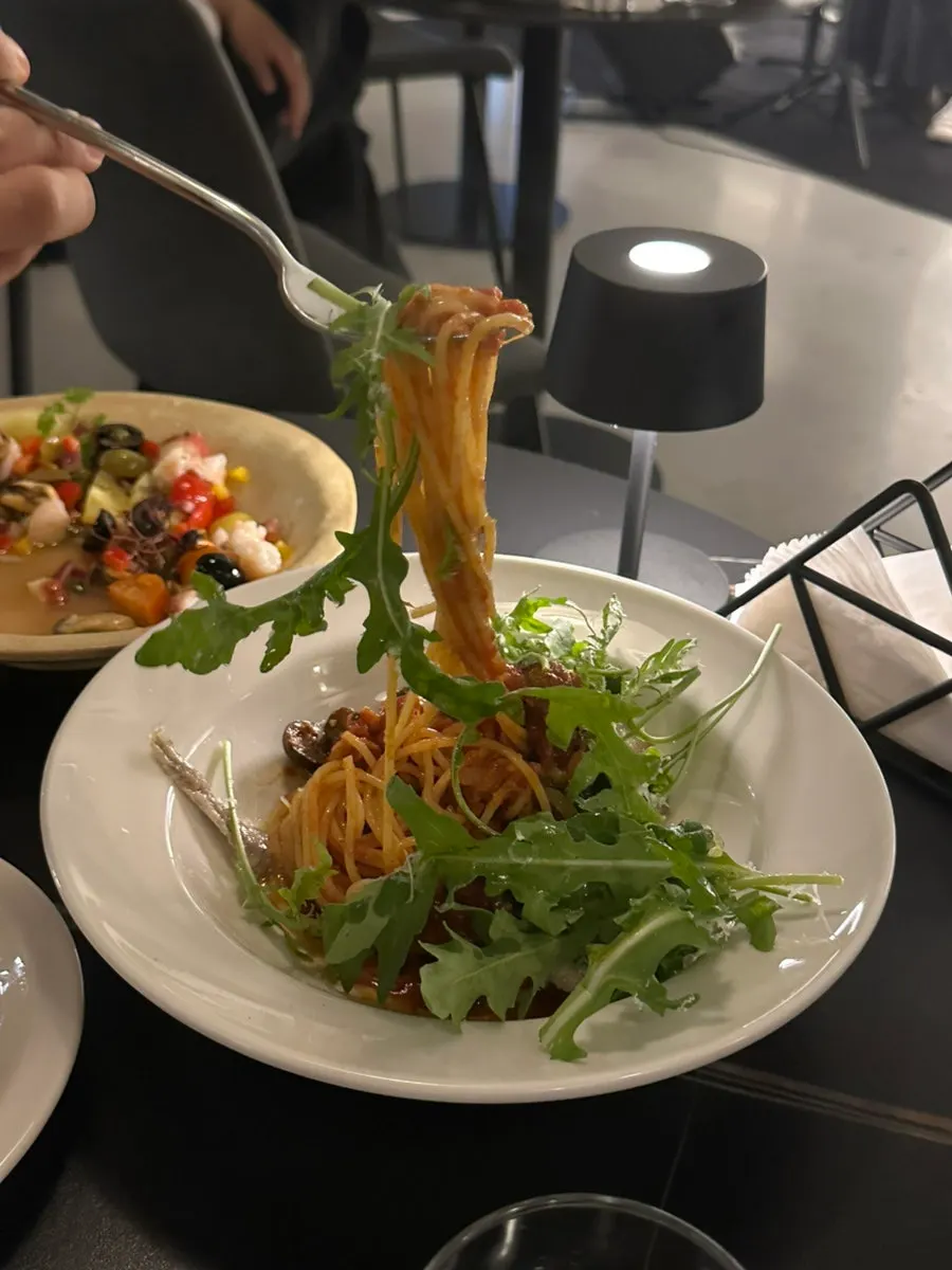 Puttanesca dengan olive dan tomato