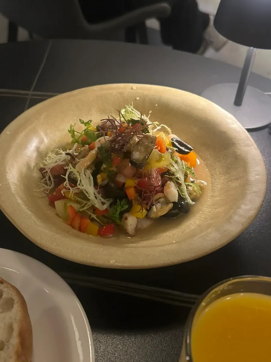 Salad makanan laut dengan dressing lime