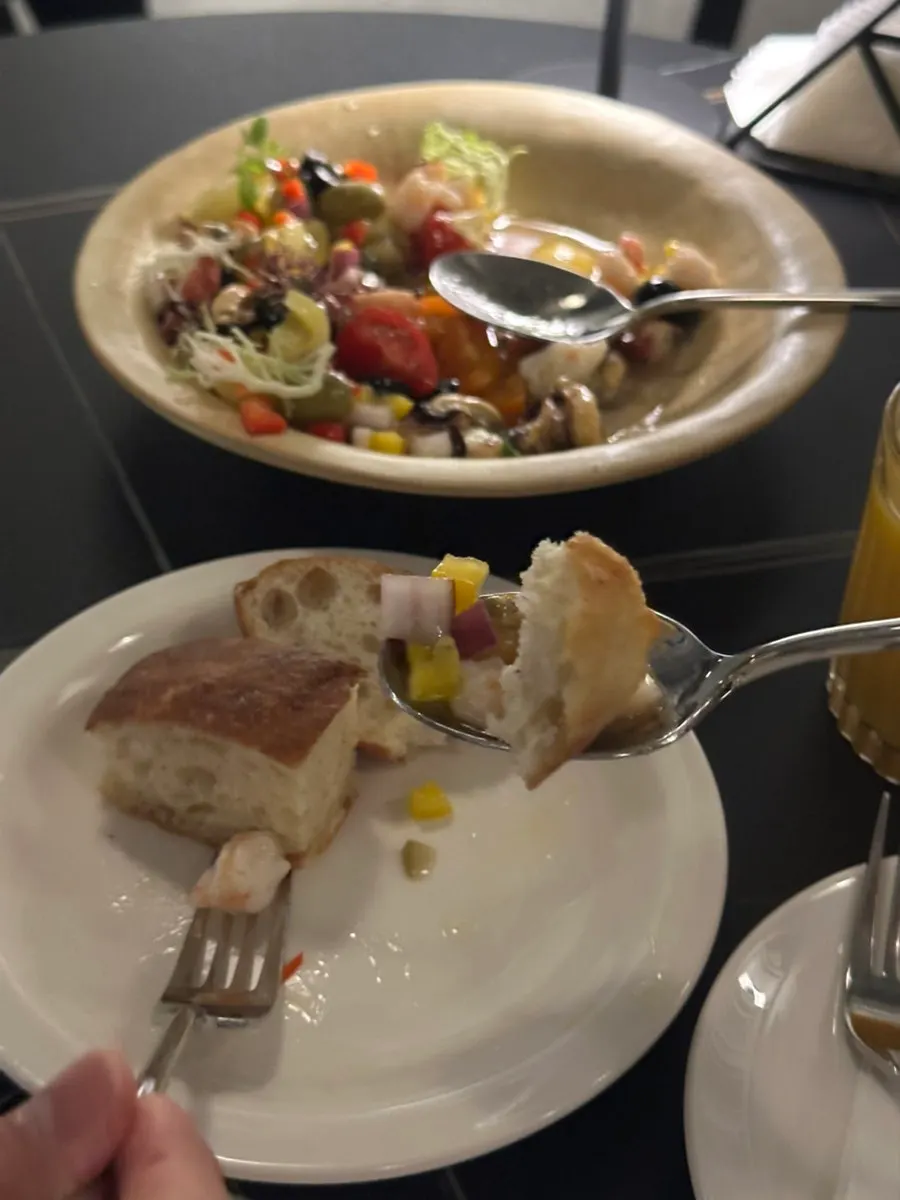 Salad makanan laut dengan gurita dan sea grapes