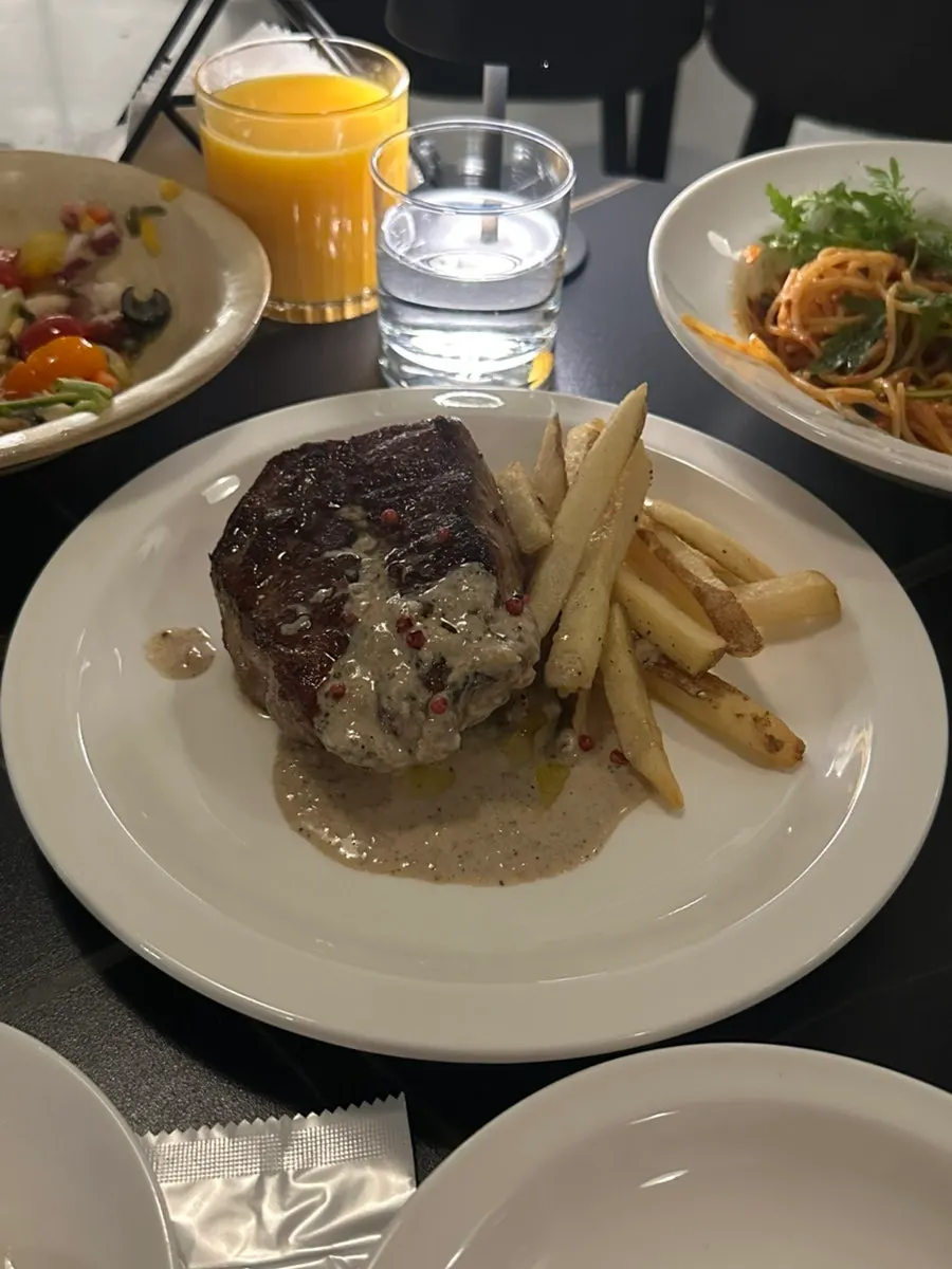 Sous-vide pork steak dengan sos peppercorn