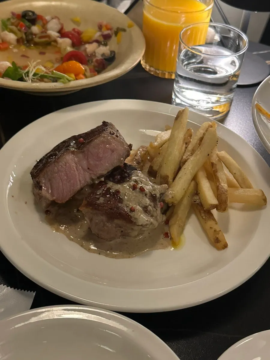 Sous-vide pork steak yang dimasak lembut