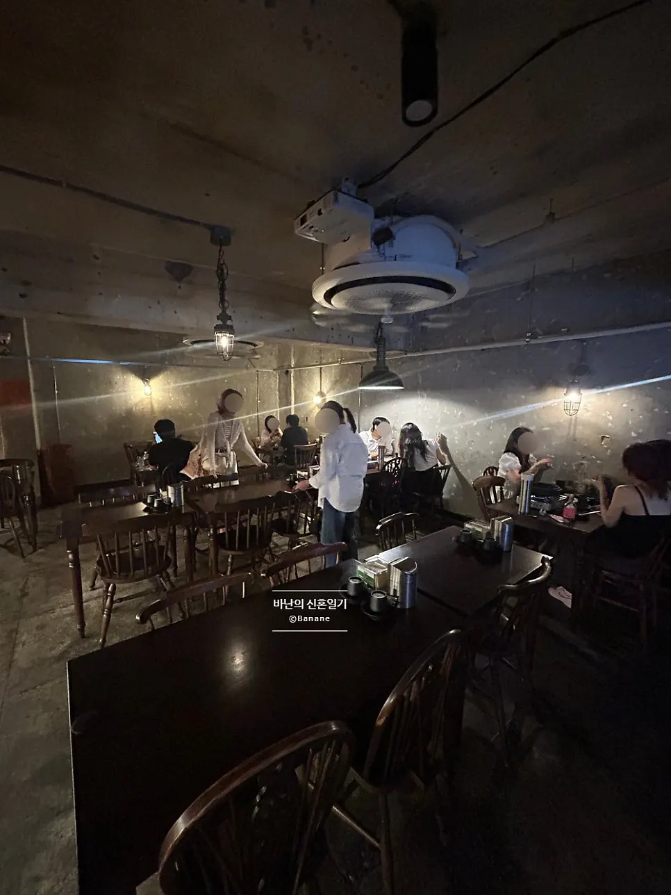 와인 꺄브 같은 매장 내부
