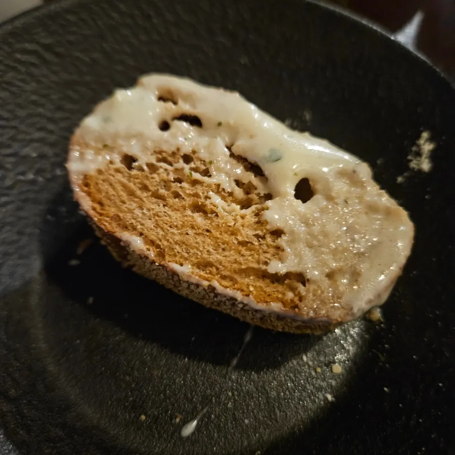 Creamy steamed scallops eaten with bread