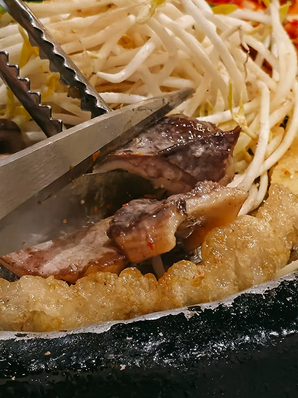 こんがり焼けたコプチャンの鉄板焼き