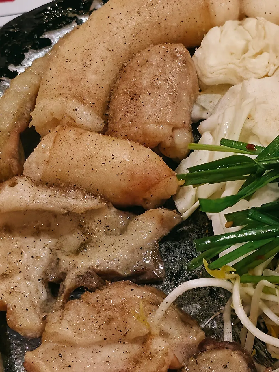 コプチャンの脂で焼いたもやしとニラ