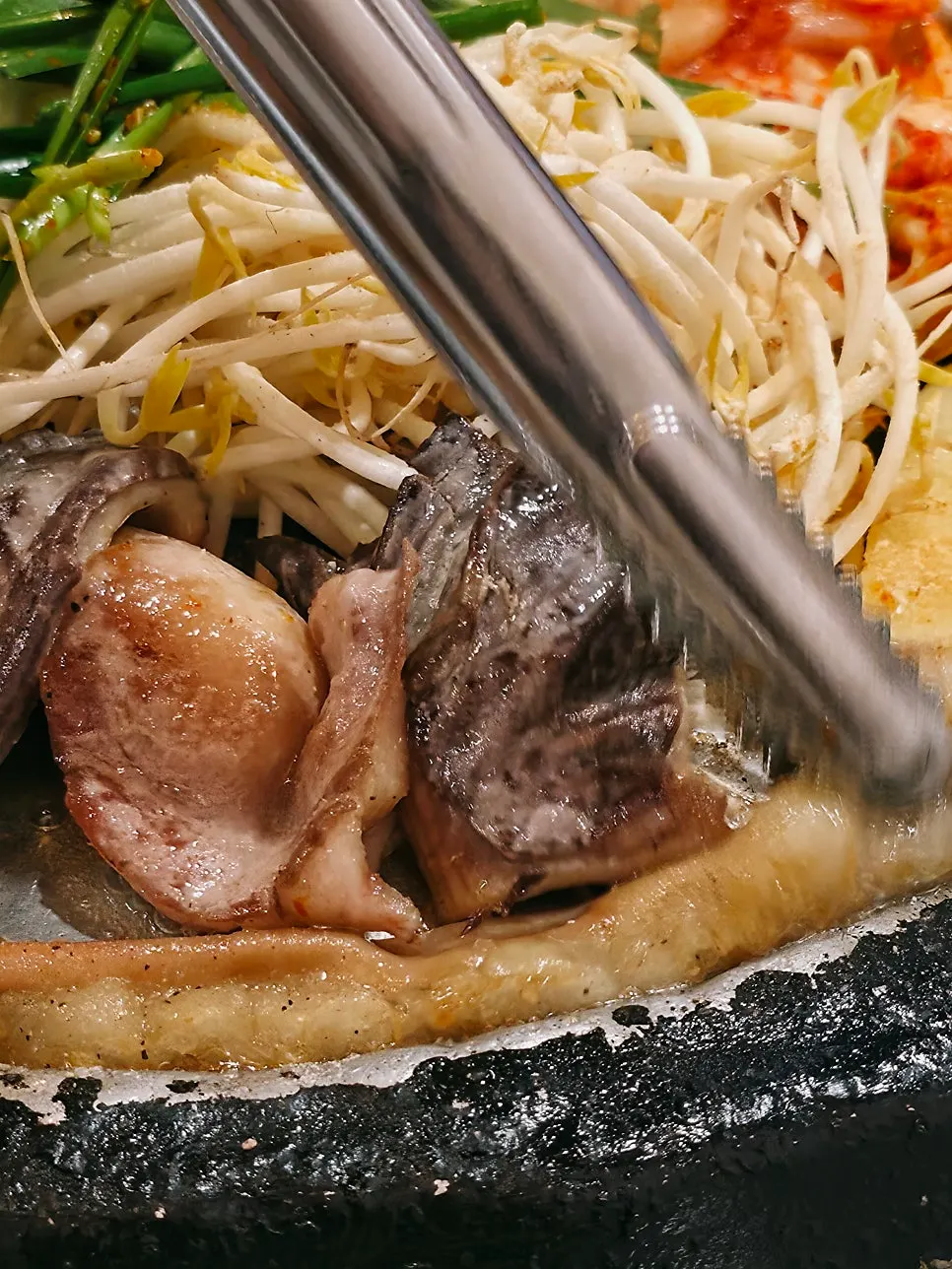 ニラだれを添えたコプチャン