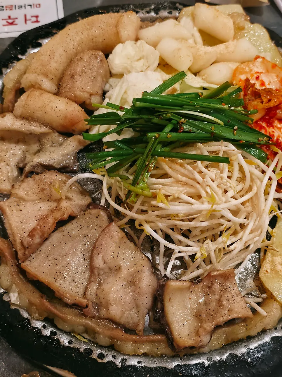 コプチャンと野菜を一緒に焼いた食卓