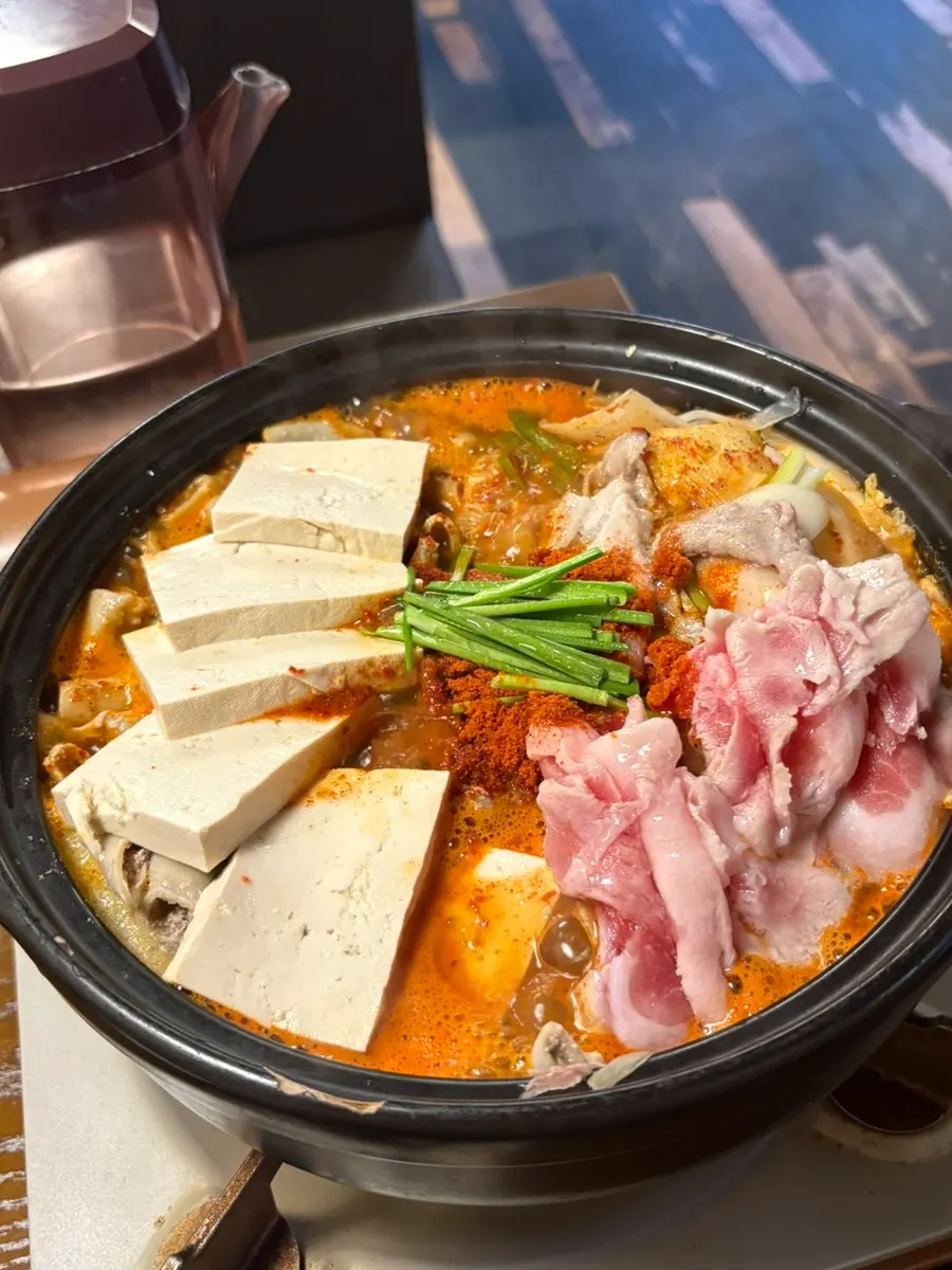 Gopchang jeongol dan lauk pucuk bawang putih yuzu