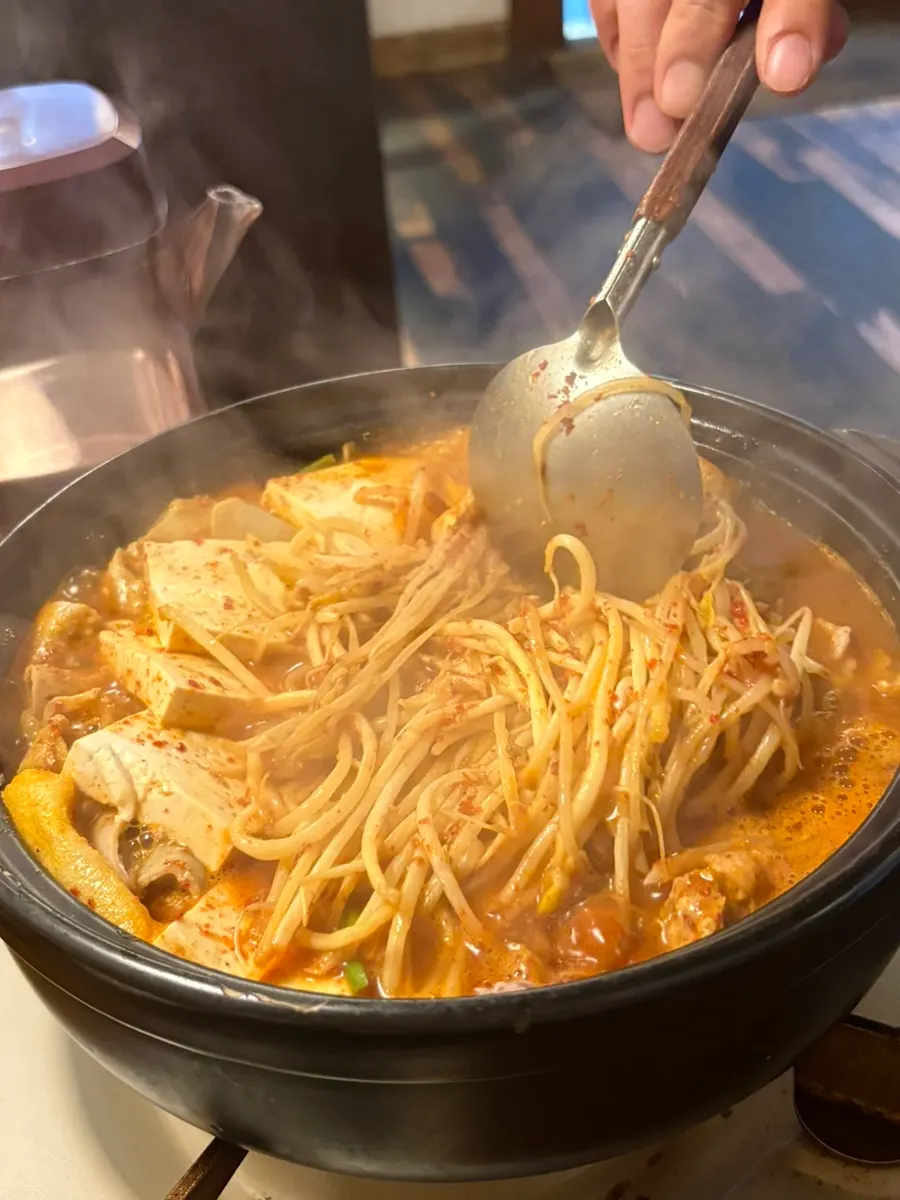 Gopchang jeongol dengan bahan yang banyak