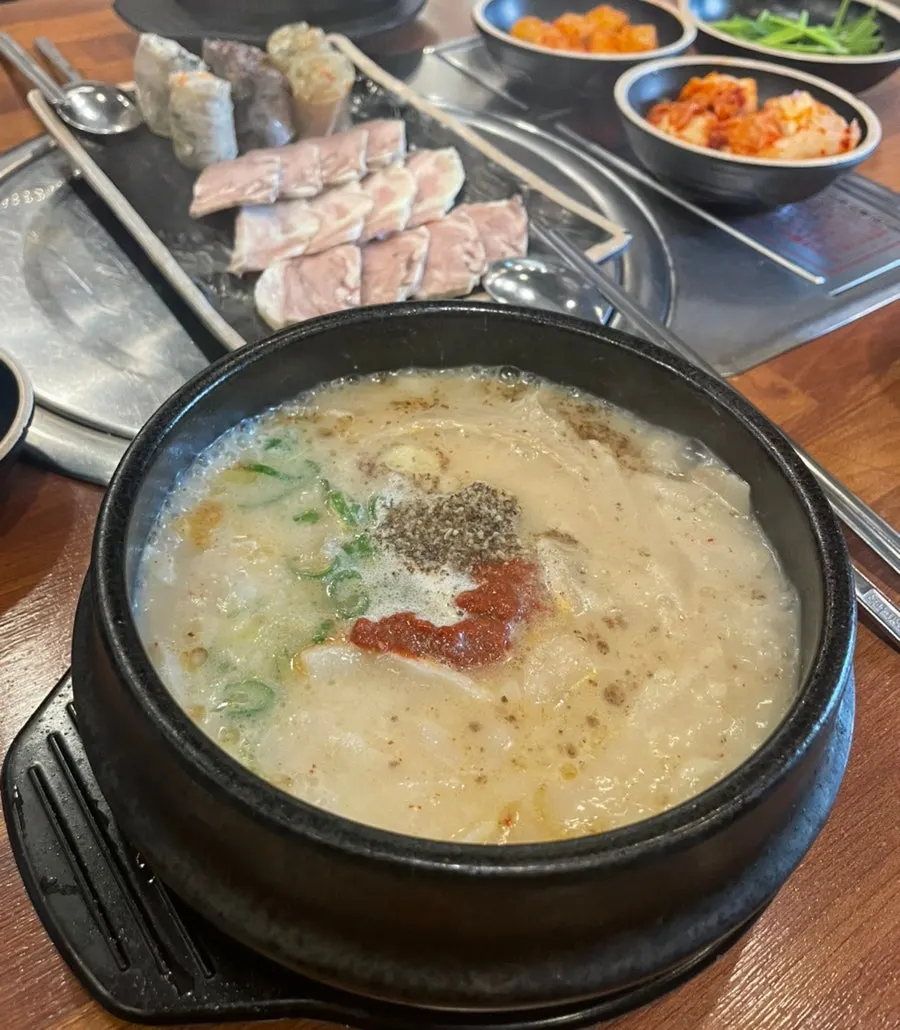 Kimchi and kkakdugi served with gukbap