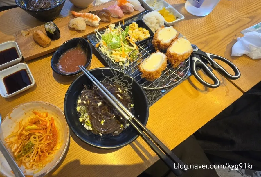 돈까스와 모밀이 포함된 세트